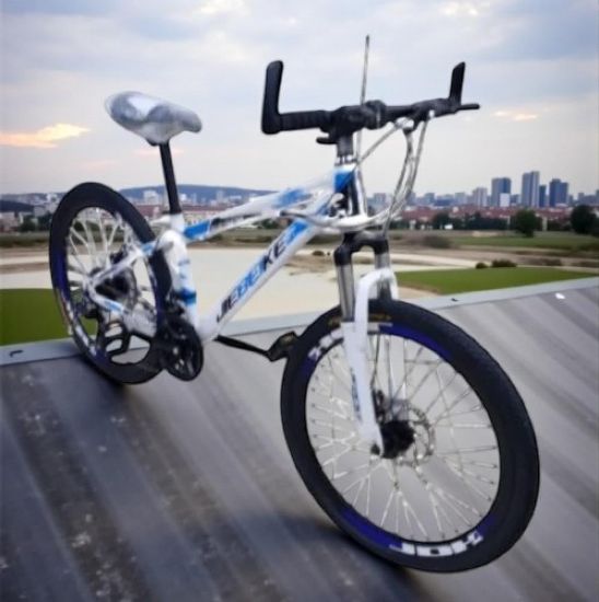 صورة دراجة رياضية بيضاء بكفرات مقاس 26و24